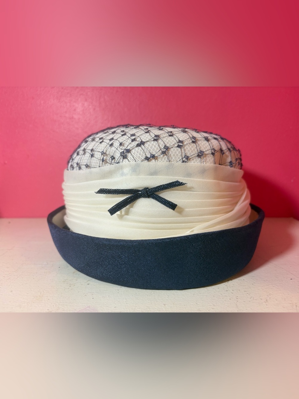 VINTAGE Woman's Ivory & Navy Veiled Hat with Bow Detailing RARE Retro 50s Classy - Picture 4 of 12